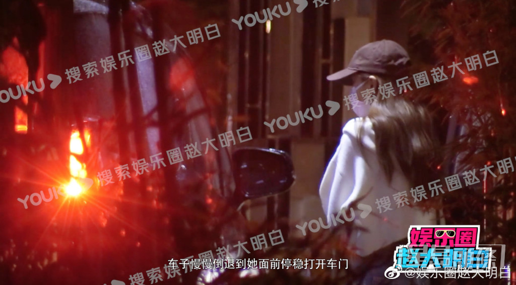 Angelababy返回上海住所後，第二日搭車外出。