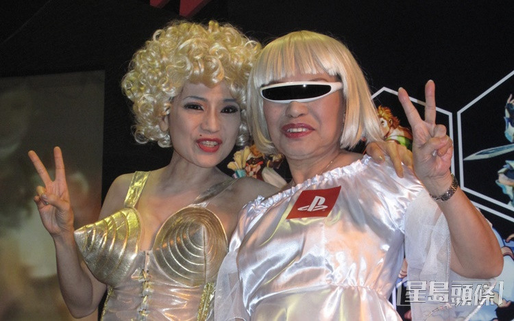 吳麗珠（左）曾在《歡樂今宵》中擔任「歡樂小姐」，後來因在《歡》中多次模仿其他女星而令知名度提高。