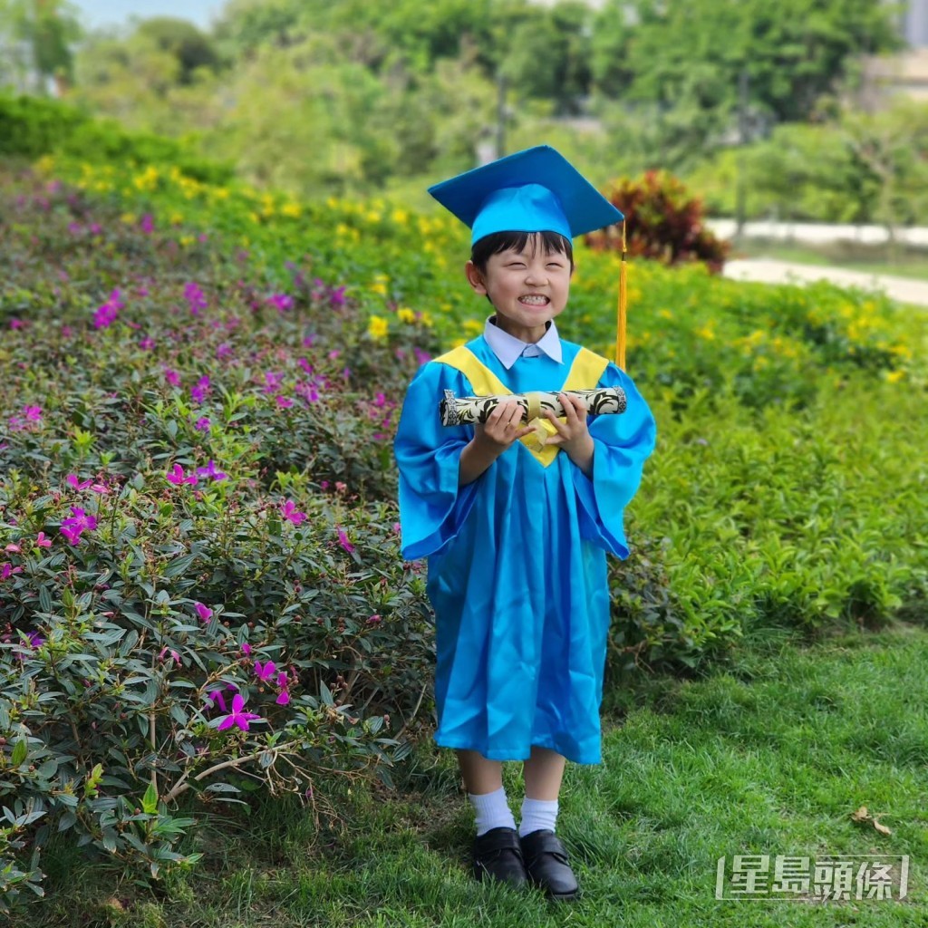 早前譚俊彥已經率先貼出囝囝的畢業相，見Rex笑到見牙唔見眼，勁可愛。