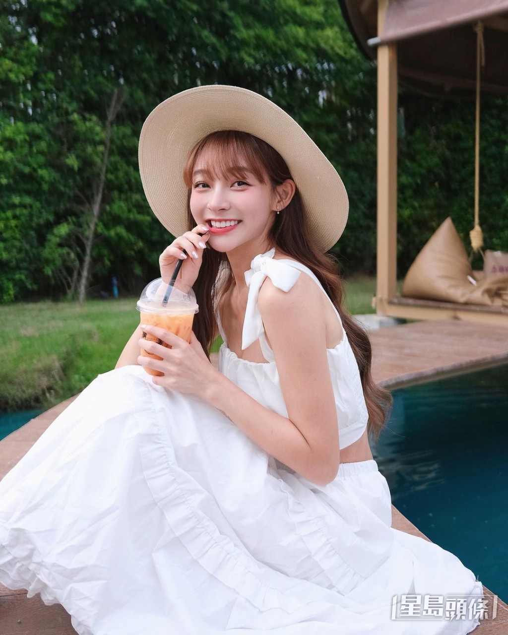 林襄难得小清新Look去靓Cafe打卡。