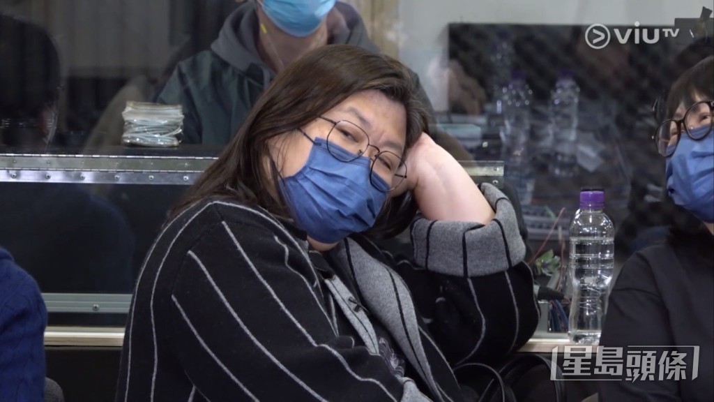 皺晒眉。