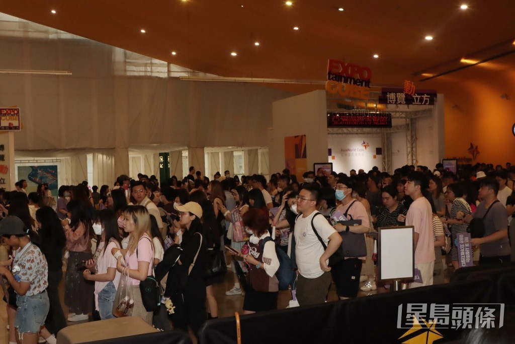 大批粉絲急不及待一早到場。