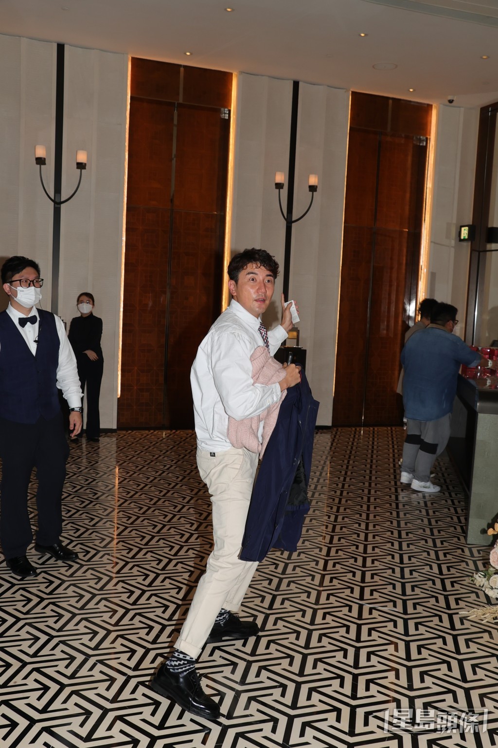 洪永城匆匆趕到。