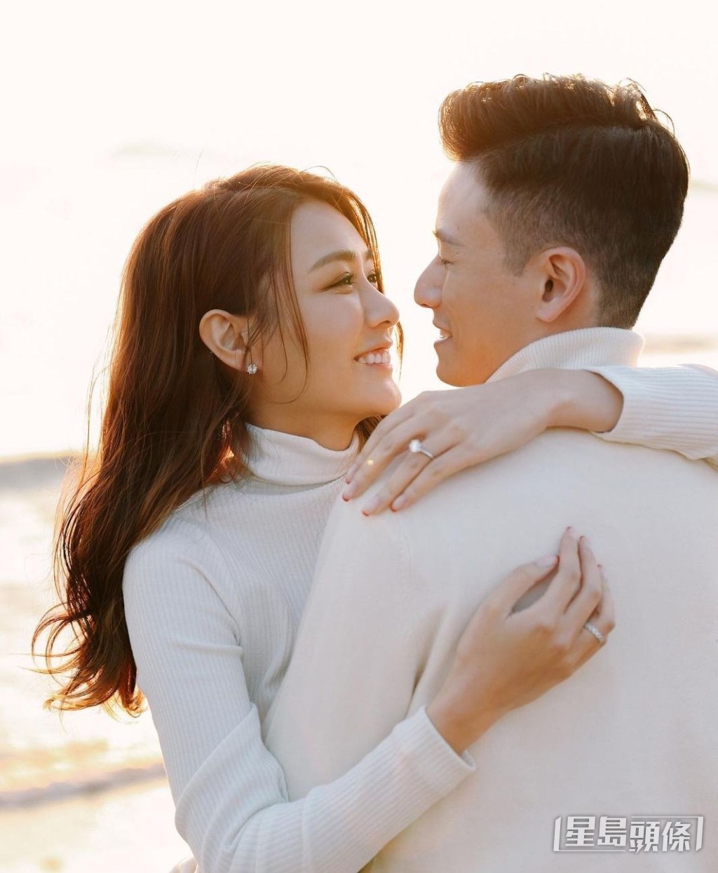 兩公婆好恩愛。
