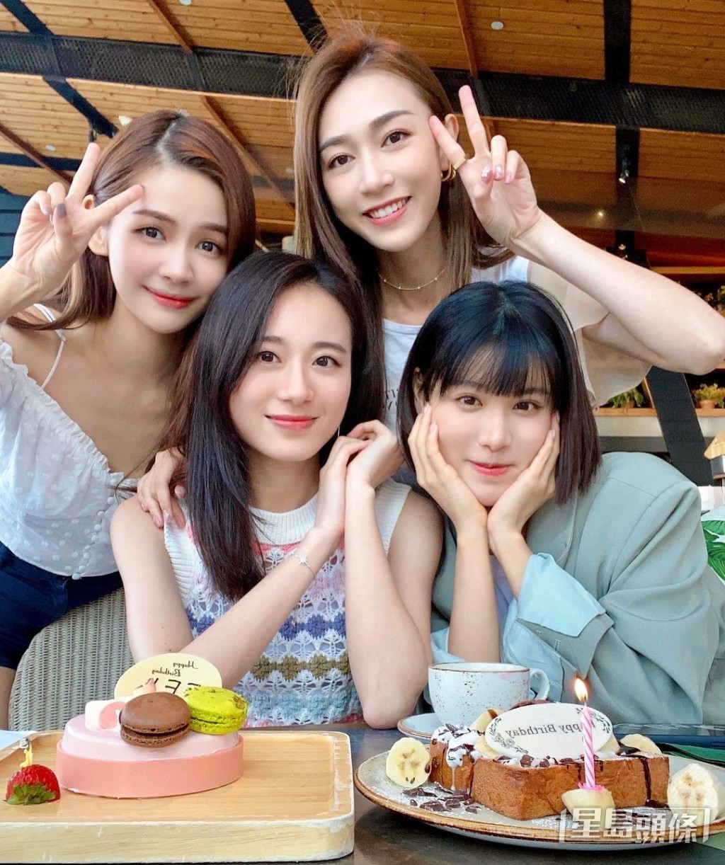 與同屆香港小姐感情不俗。