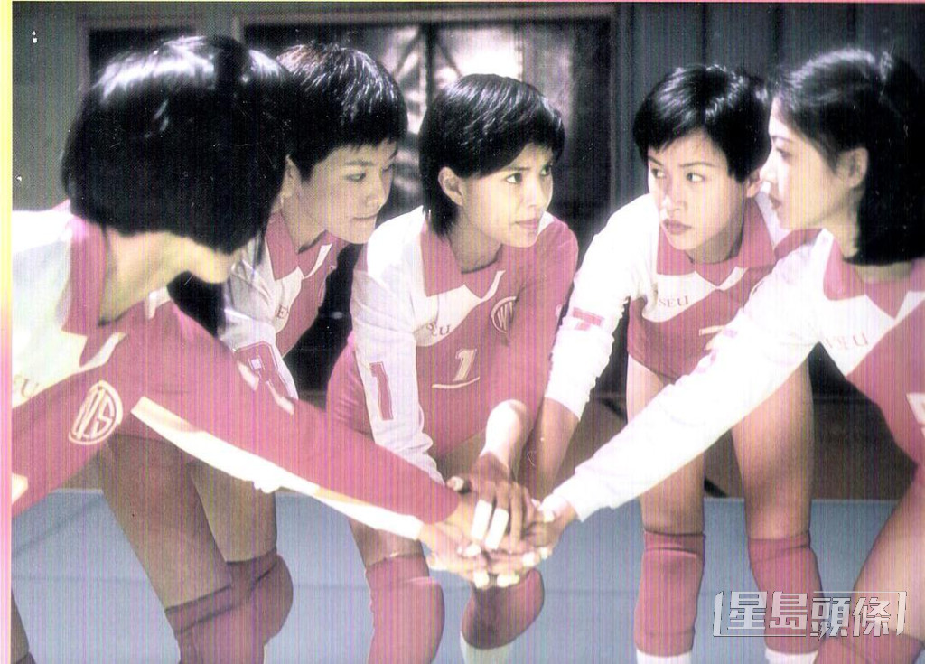 劉曉彤1994年與李若彤排青春排球電影《青春火花》。