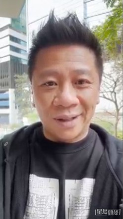 間中喺網上拍片。
