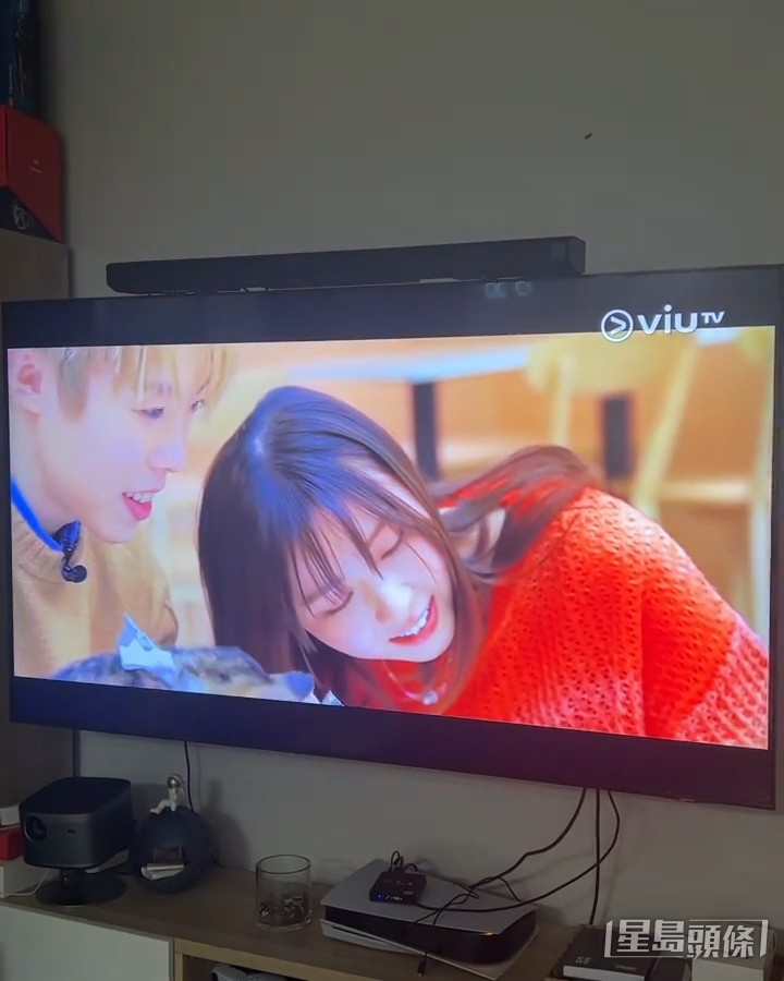 林芷煖在家中翻看節目。