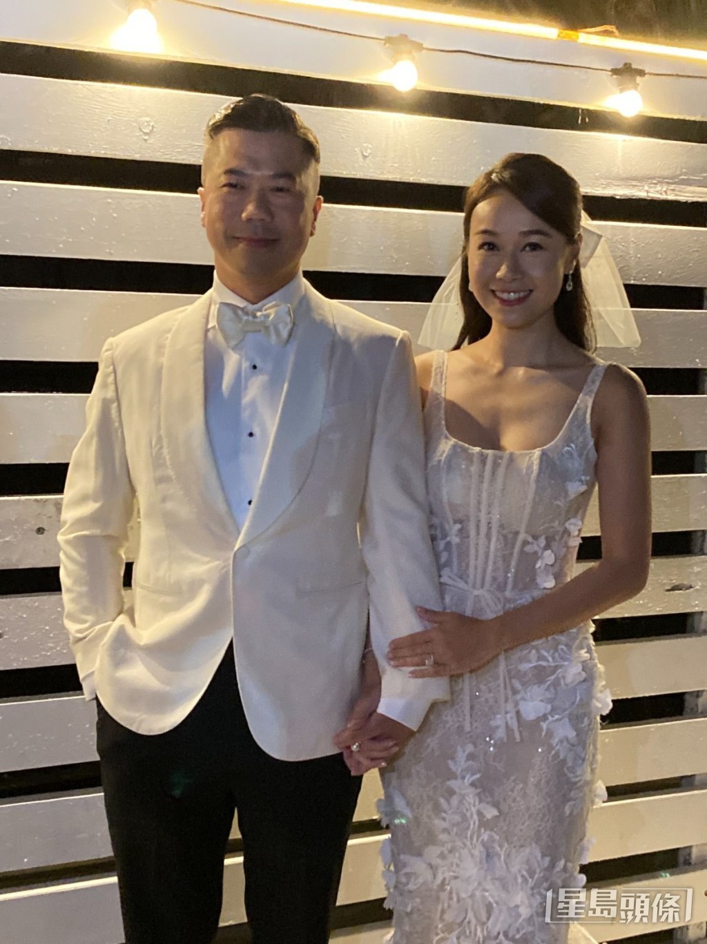 黄心颖穿上贴身鱼尾婚纱。 黄心颖穿上贴身鱼尾婚纱。