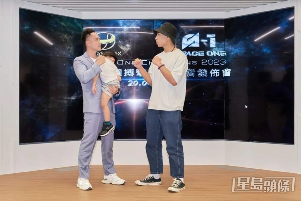 抱着兒子出戰？