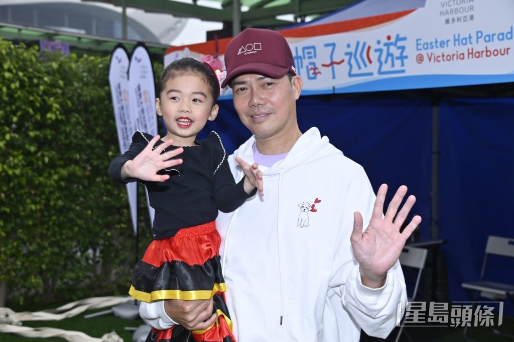 谢天华指女儿演出前也有找自己排舞。