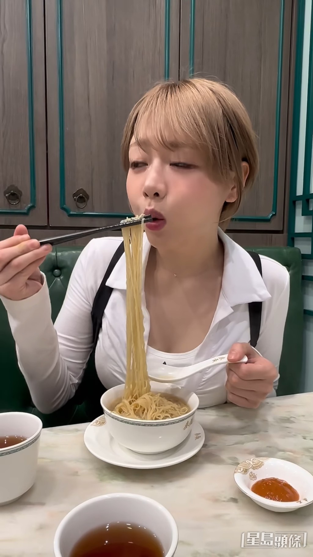 仲去咗食雲吞麵。