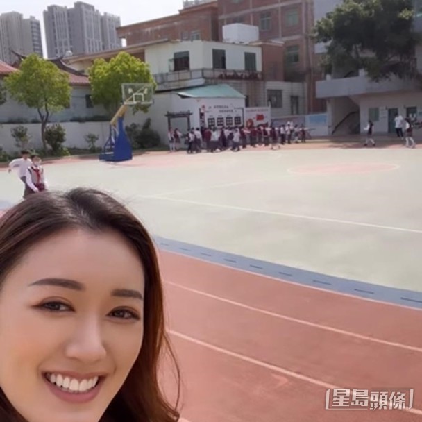 參觀爸爸捐建的小學。