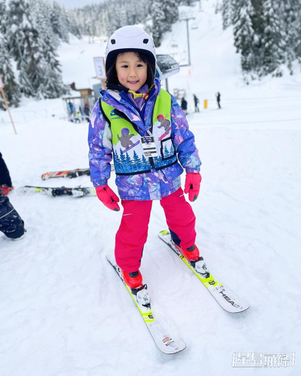 张嘉儿大女Leora去滑雪。
