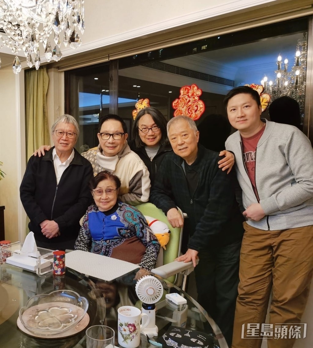 天王黎明的經理人陳善之（後中）及前香港立法會議員劉千石（後左一）都在場。  ​