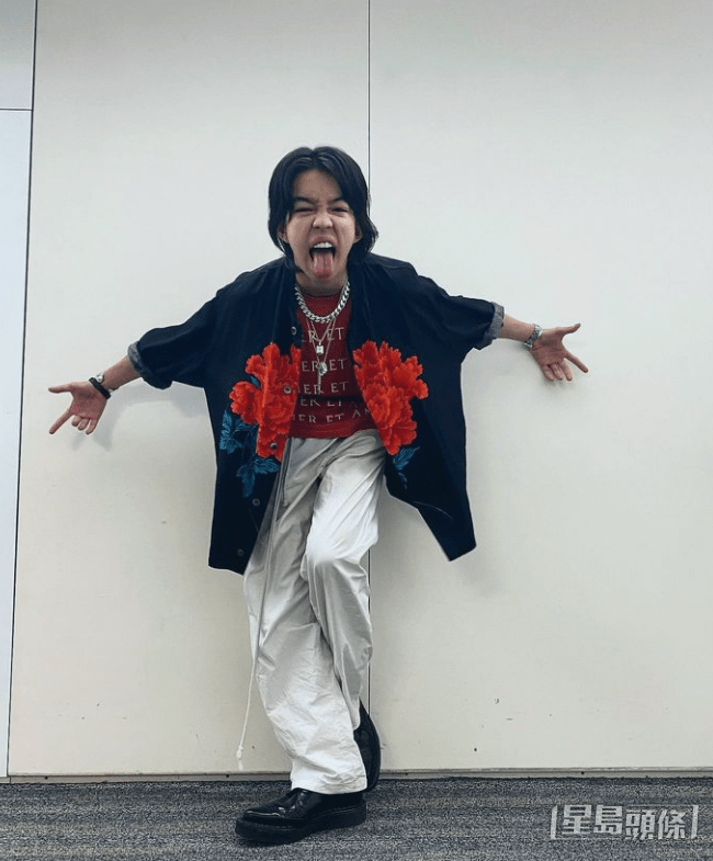 YOSHI穿衣有個人風格。