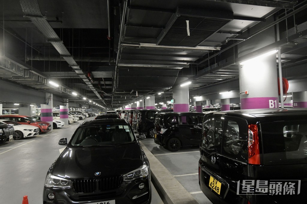 香園圍口岸停車場泊滿。資料圖片