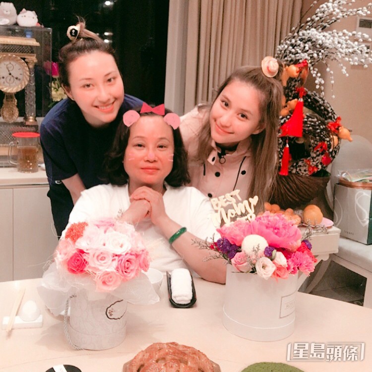 何超雲雖沒有於社交網晒出與未婚夫的甜蜜合照,不過間中晒出單人相都笑得份外甜蜜,因此照片被認為是未婚夫視角。