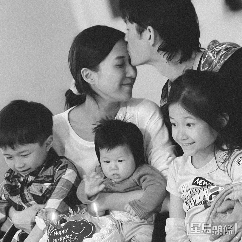 鍾嘉欣的老公吻賀太太又大一歲。