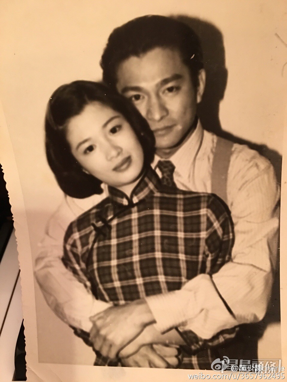 陳少霞在1994年演出劉德華有份投資兼主演的《天與地》，有傳當時陳少霞獲劉德華悉心栽培，不過她後來選擇加入TVB，傳出兩人交惡。