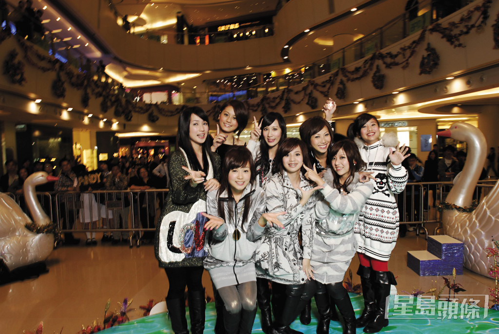 吳映潔（後右）曾是台灣女子組合「黑澀會美眉」成員。