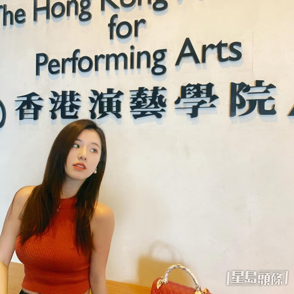 Nichole畢業於香港演藝學院。
