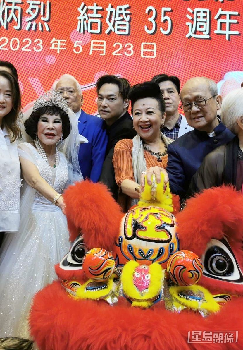家燕姐及丁羽叔应邀上台主礼醒狮点睛。