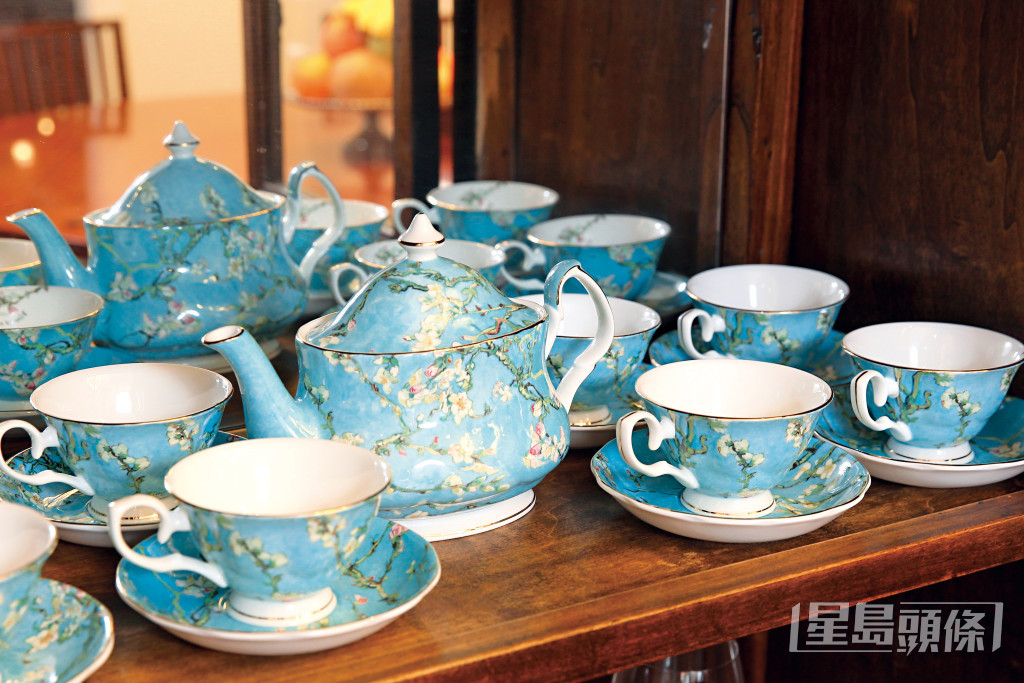 中式仿古櫃內的英式茶具是朋友送贈。（東周刊圖片）