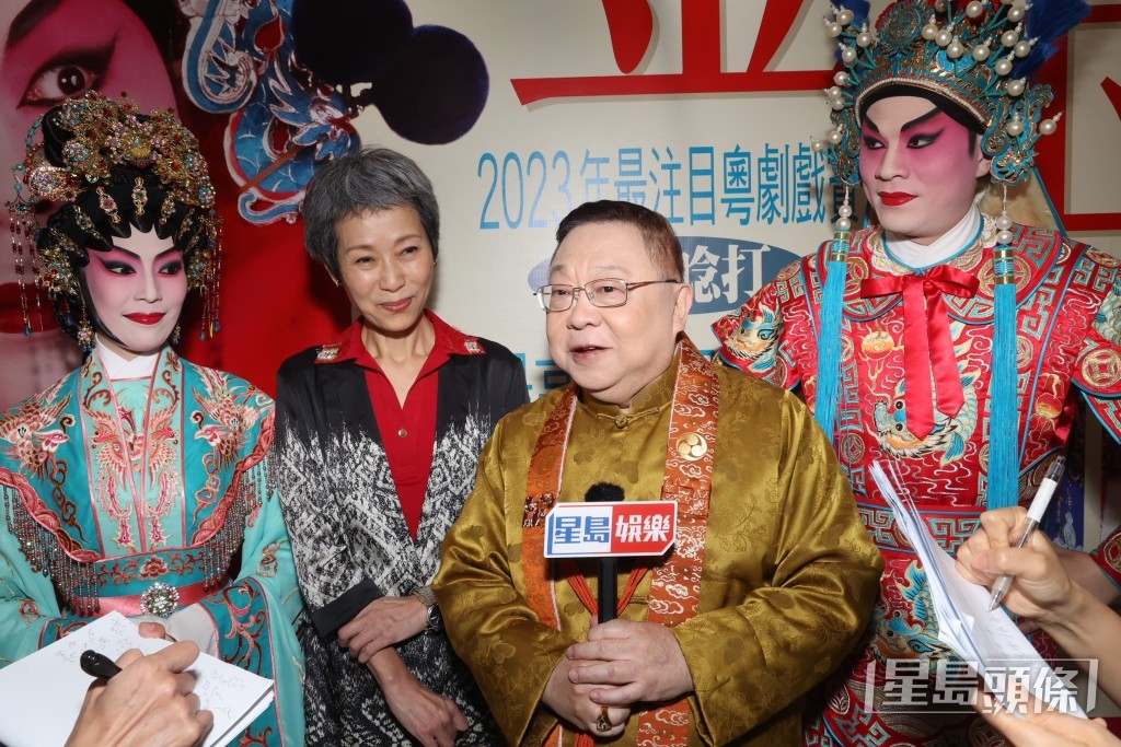 李居明有意將過去36部的粵劇作品，慢慢讓年輕一代接班演出。