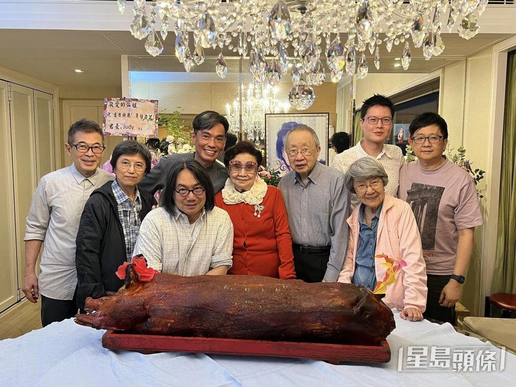 倫永亮(右)脹爆現身。