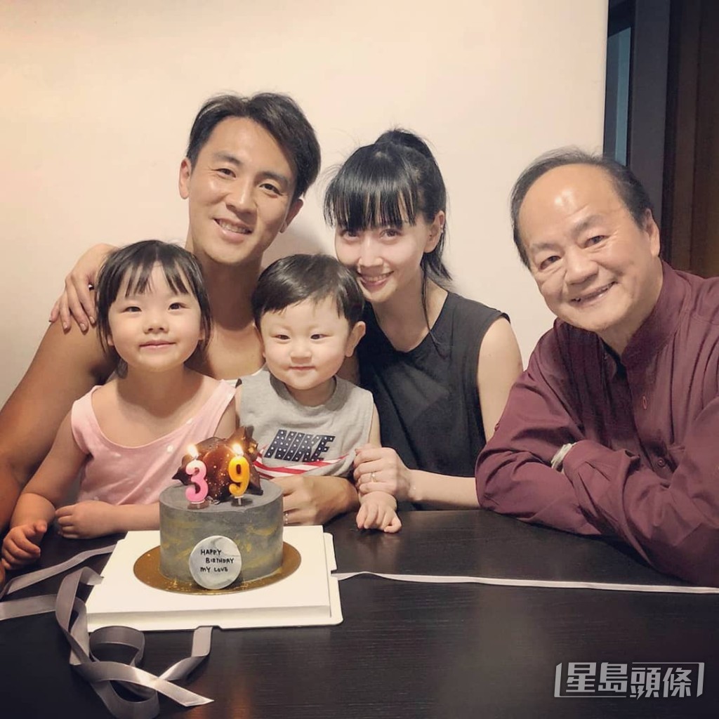跟常與爺爺狄龍一齊慶祝不同節日。