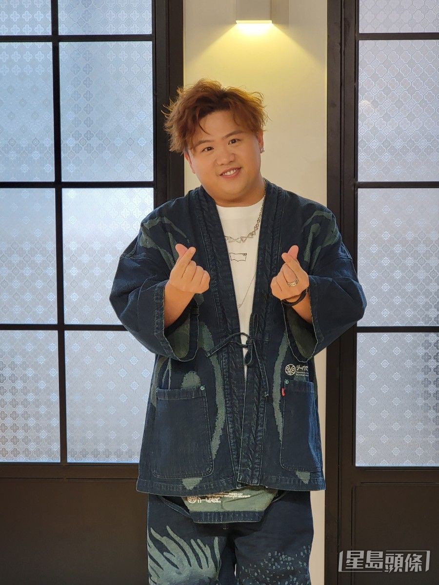 肥仔透露最近忙於為姜濤演唱會排舞，同時拍兩個節目，每日開工近20個鐘好眼瞓。