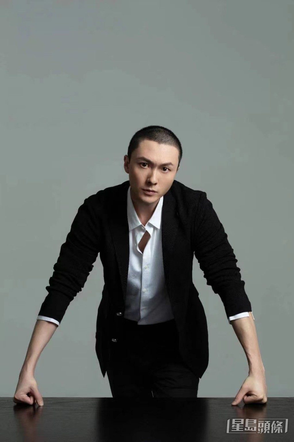 今次王浩信的造型相當特別。