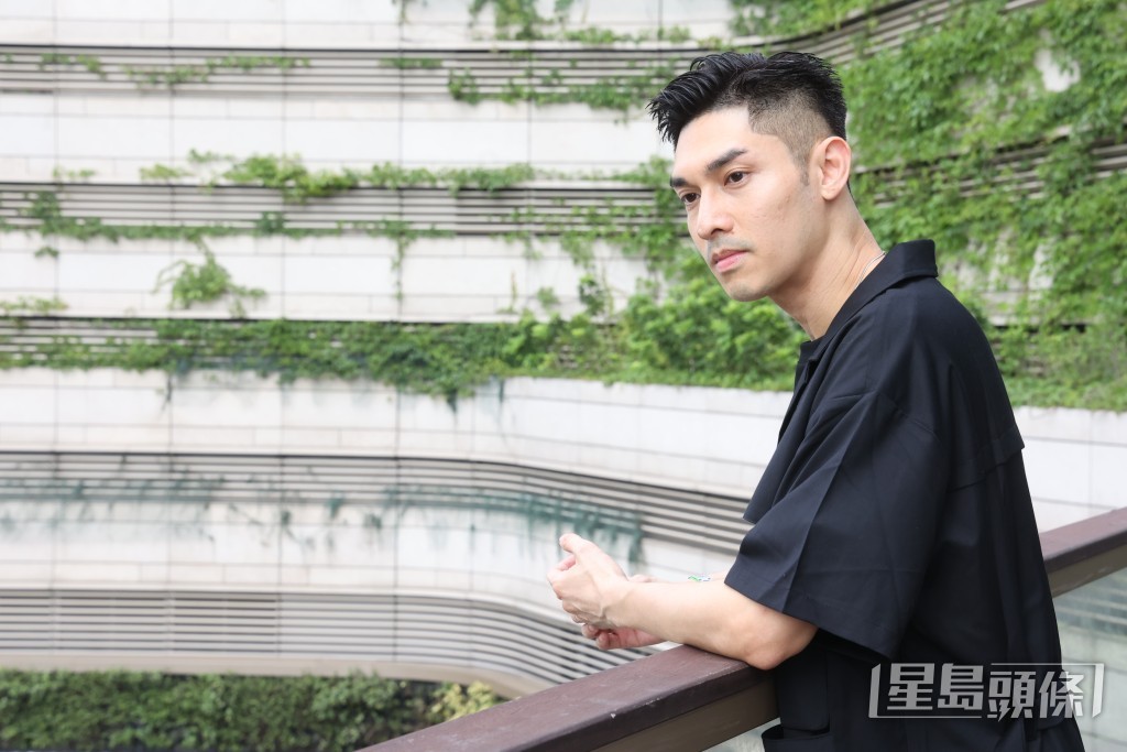 40歲嘅關楚耀變得更成熟。