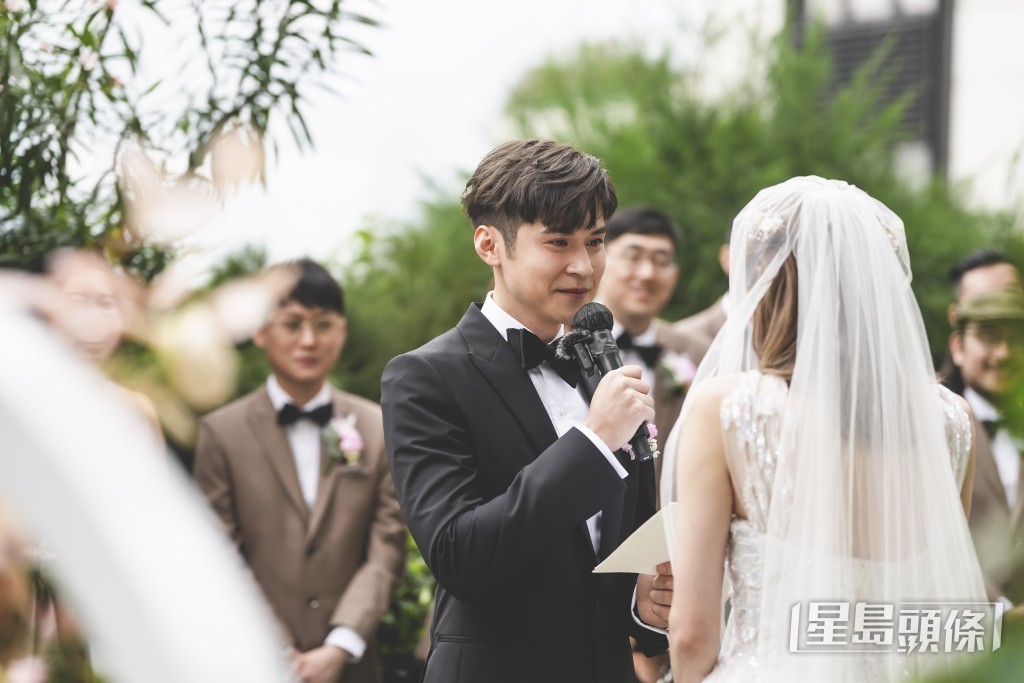 兩人深情對望,陳家樂感動得眼泛淚光。