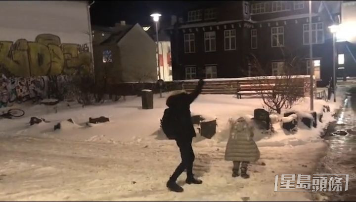 羅嘉良童心未泯，向女兒掟雪。