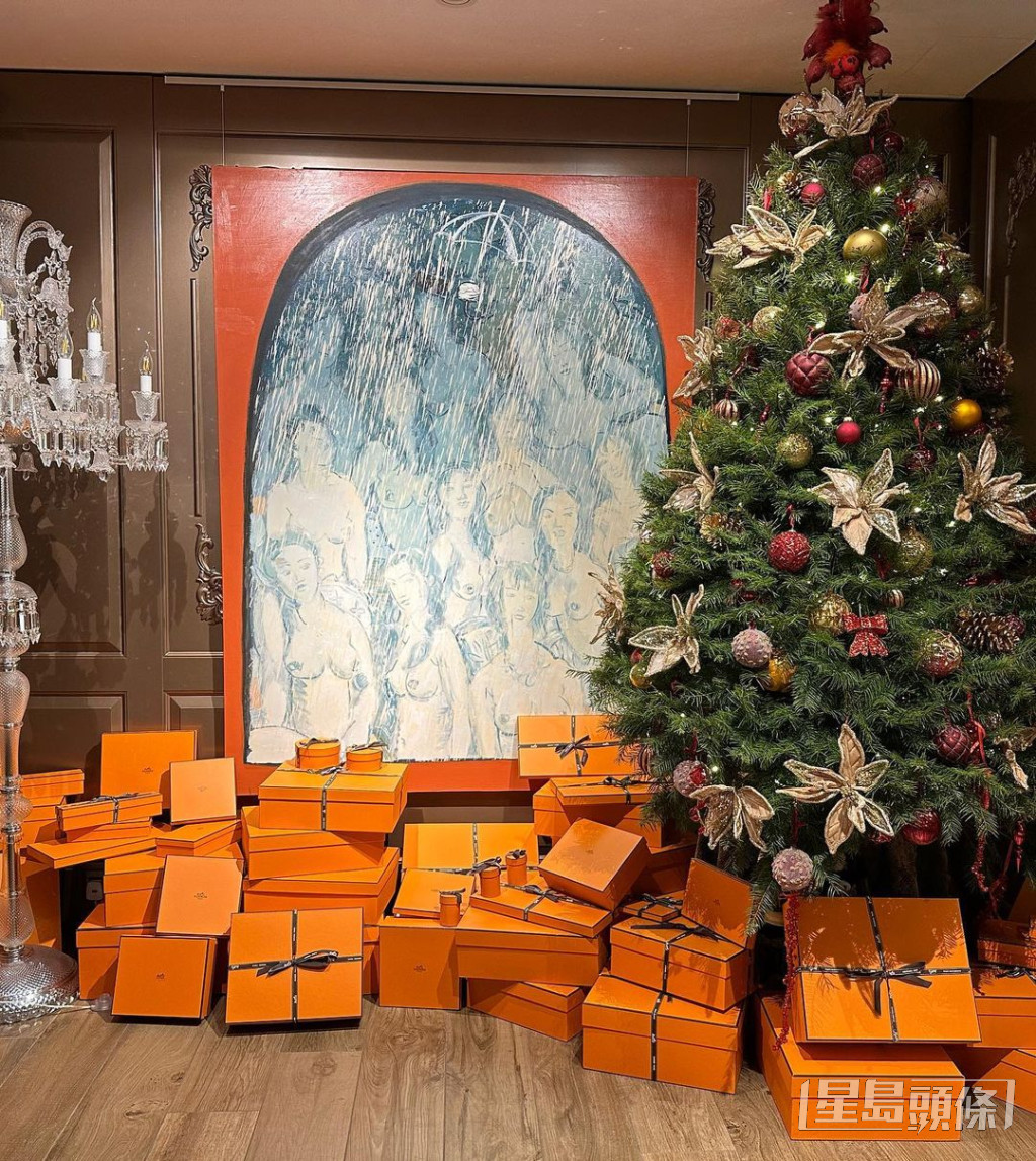公司的聖誕樹下亦放滿Hermès紙盒！