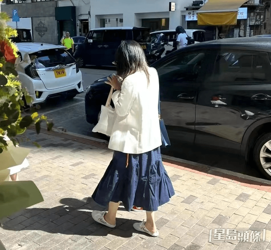 再次穿上國產白鞋。
