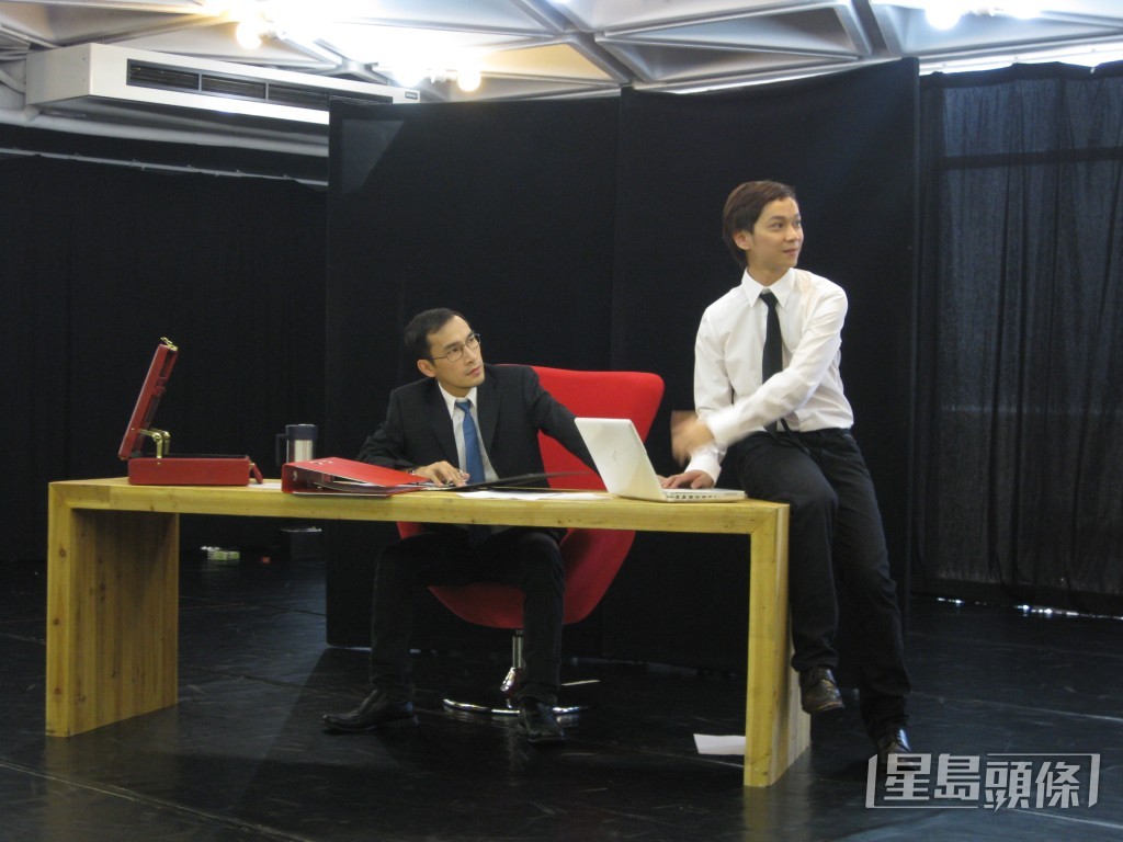 鄧智堅在劇場浸淫多年,2008年獲詹瑞文賞識加入劇團成為全職演員,曾演出《潮性辦公室》等舞台劇。