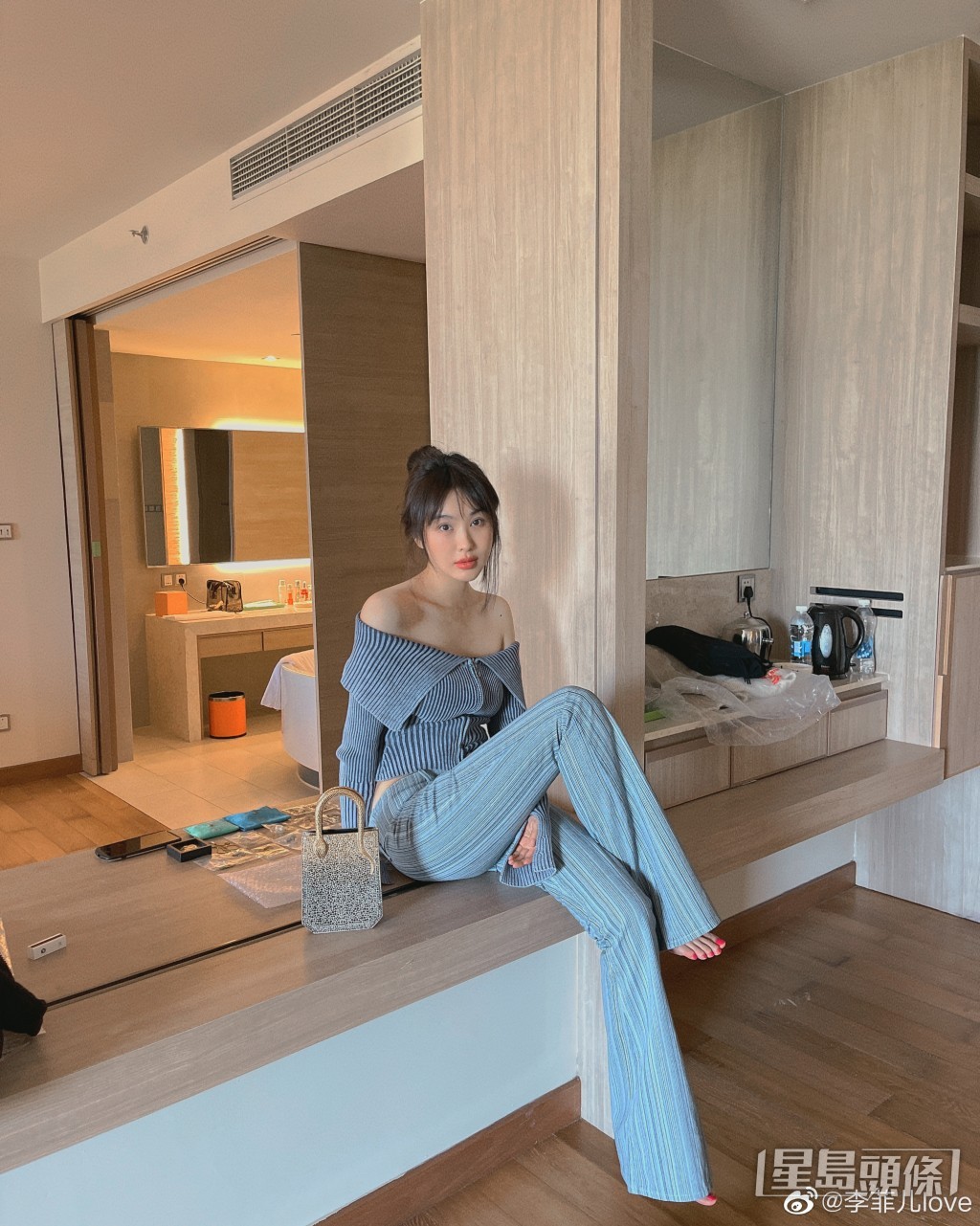 李菲儿日前贴出一辑在酒店的靓相。