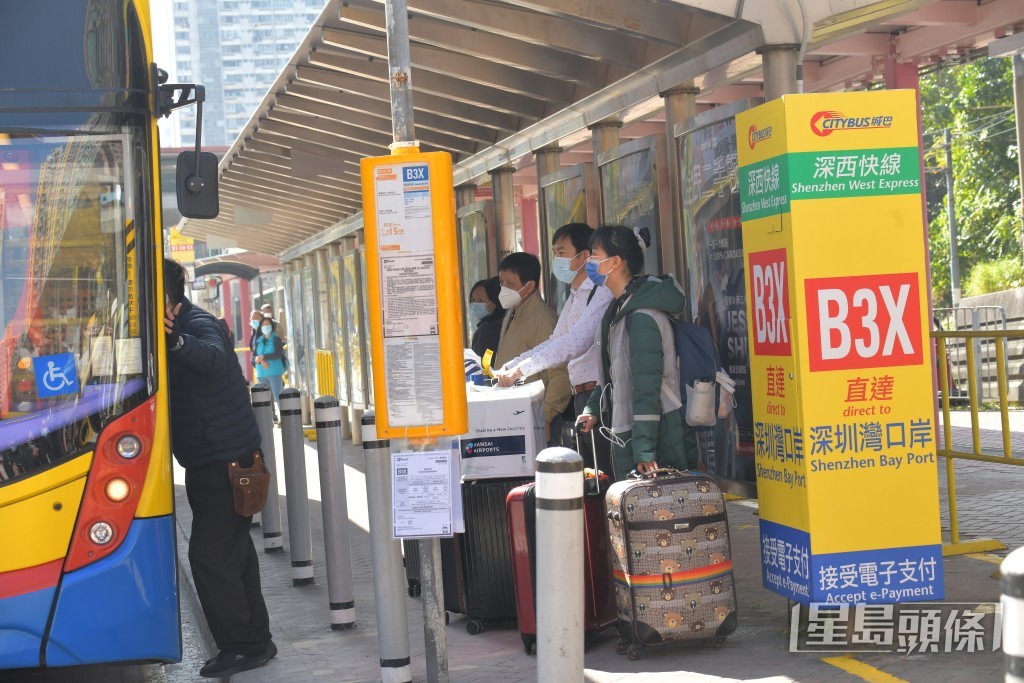 龚树人表示城巴会安排后备车辆,为B3X号线等巴士路线加强服务。梁誉东摄