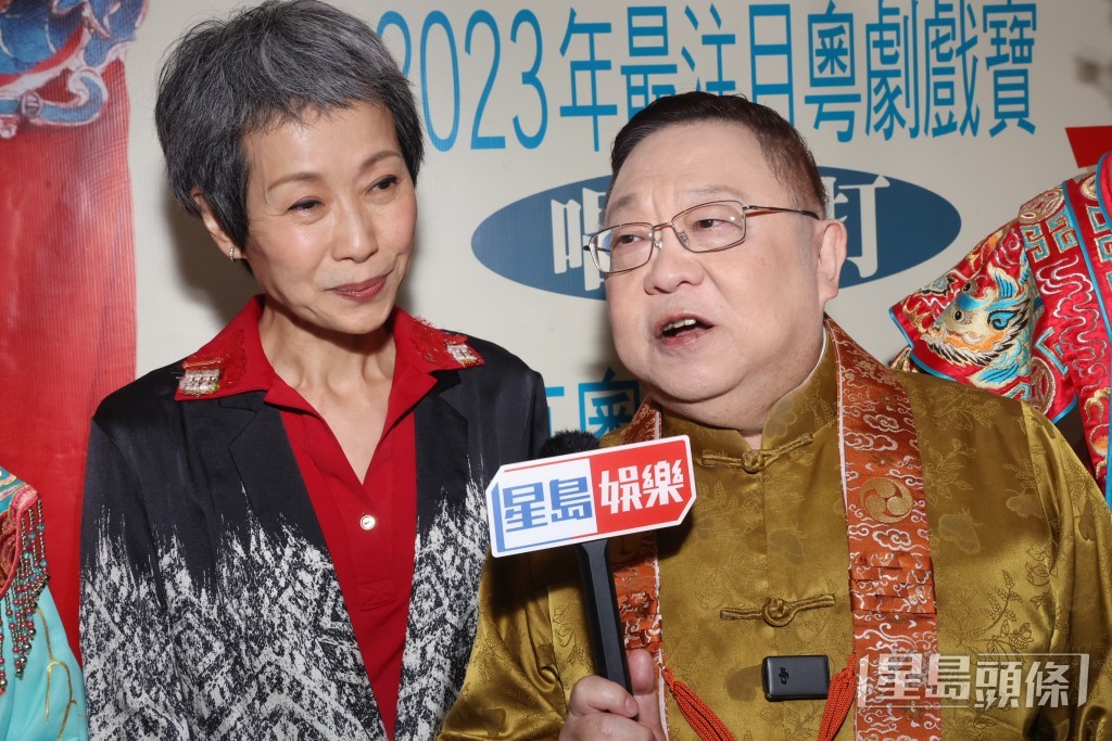 李居明邀葉童到場欣賞。