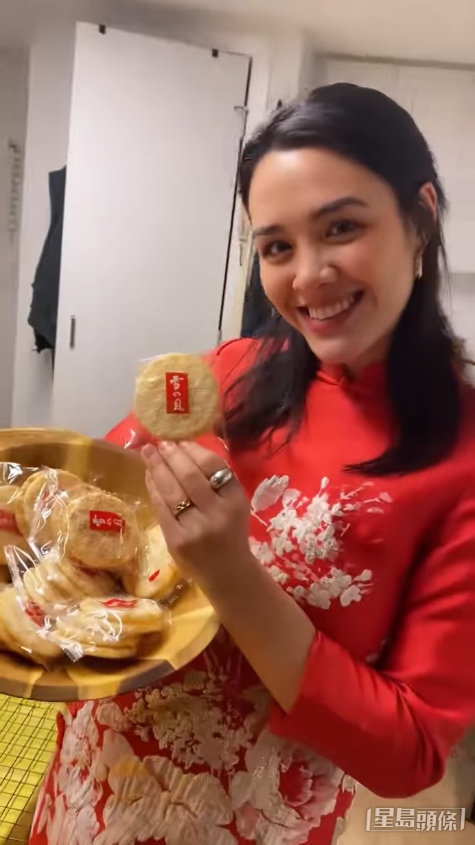 Yasmine穿上紅色衫,好喜慶。