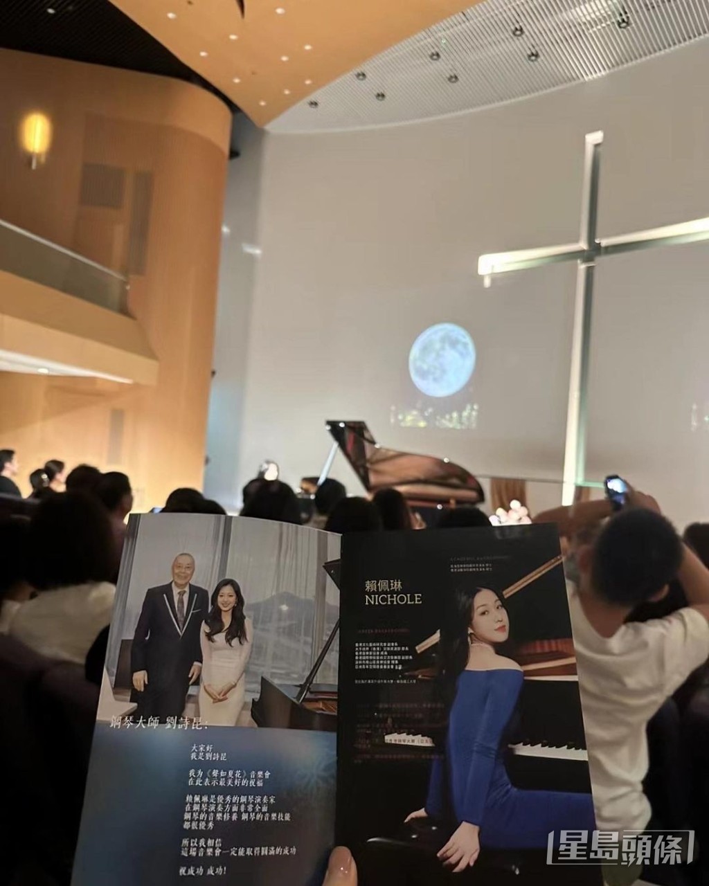 Nichole經常舉行演奏活動。
