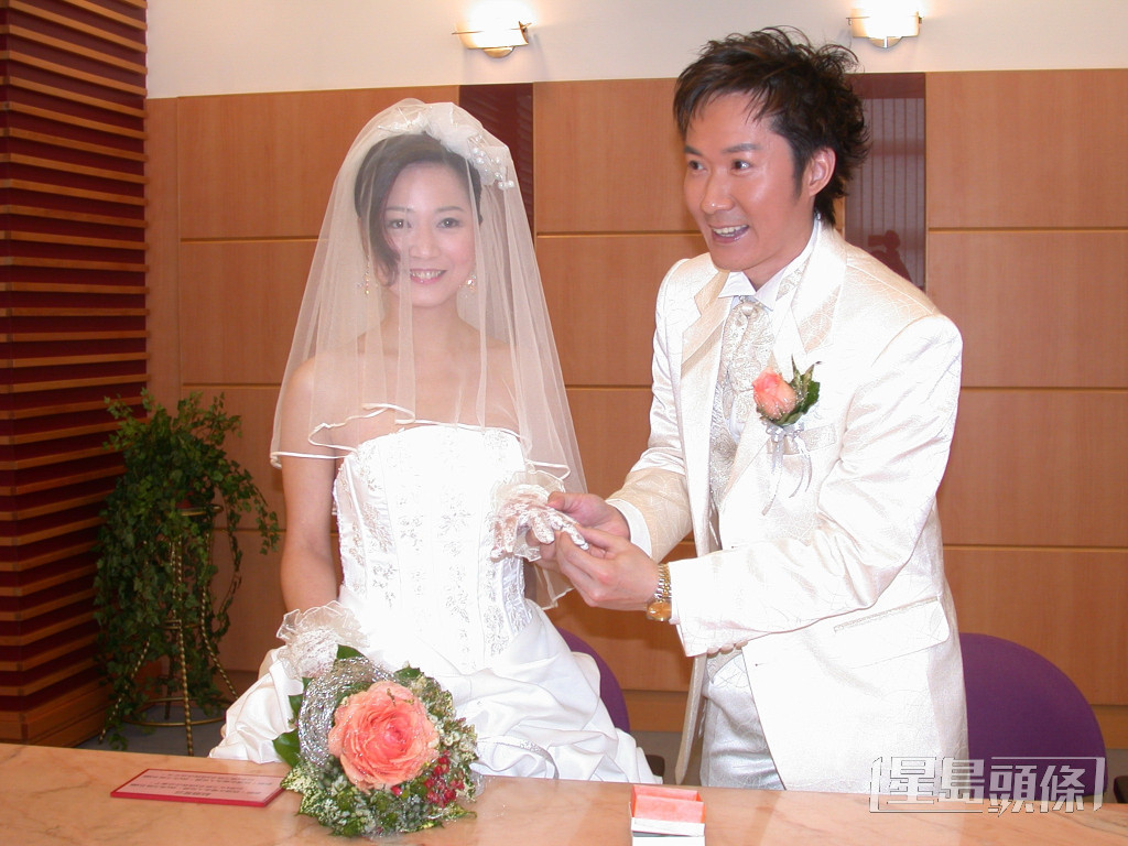 在2006年同女友胡樱汶结婚。