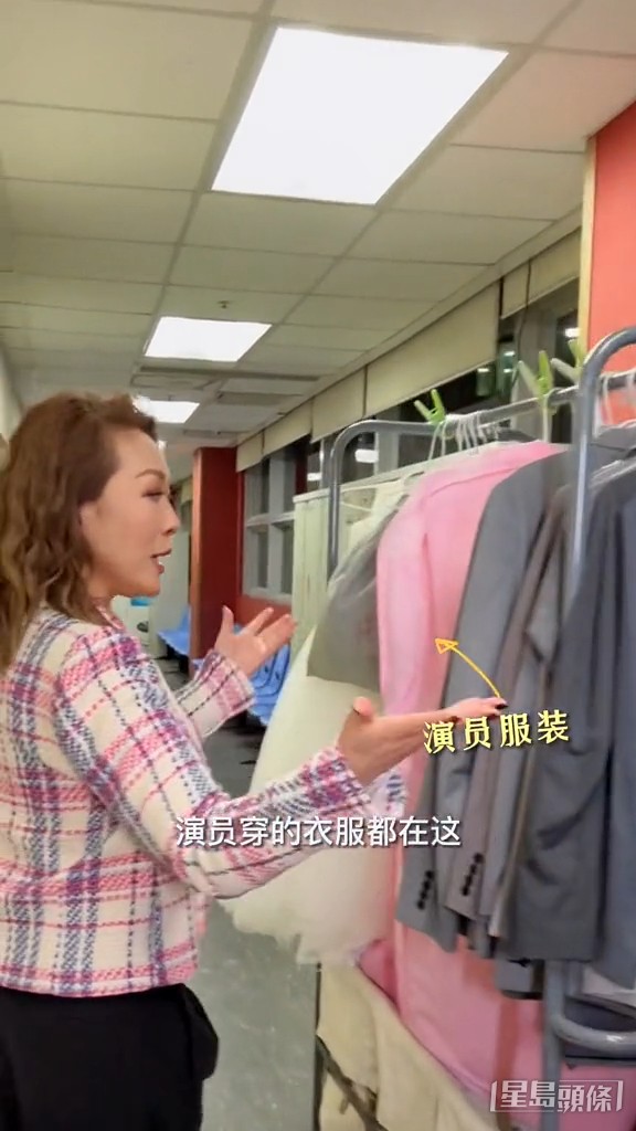 好多戲服擺走廊。
