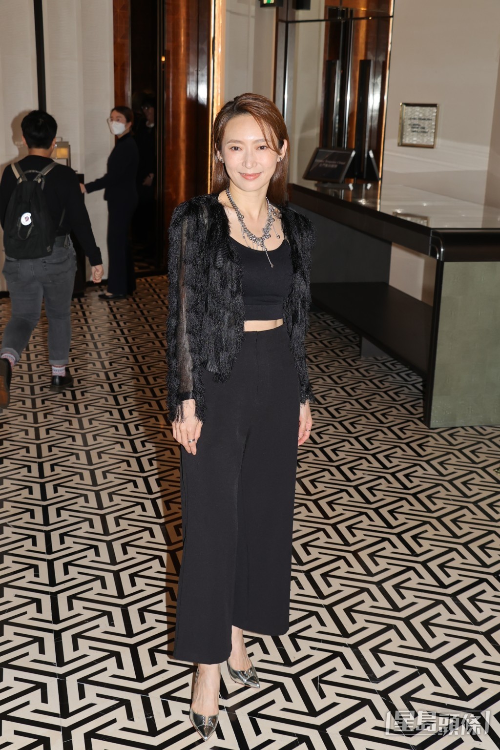 周家怡全黑Look。