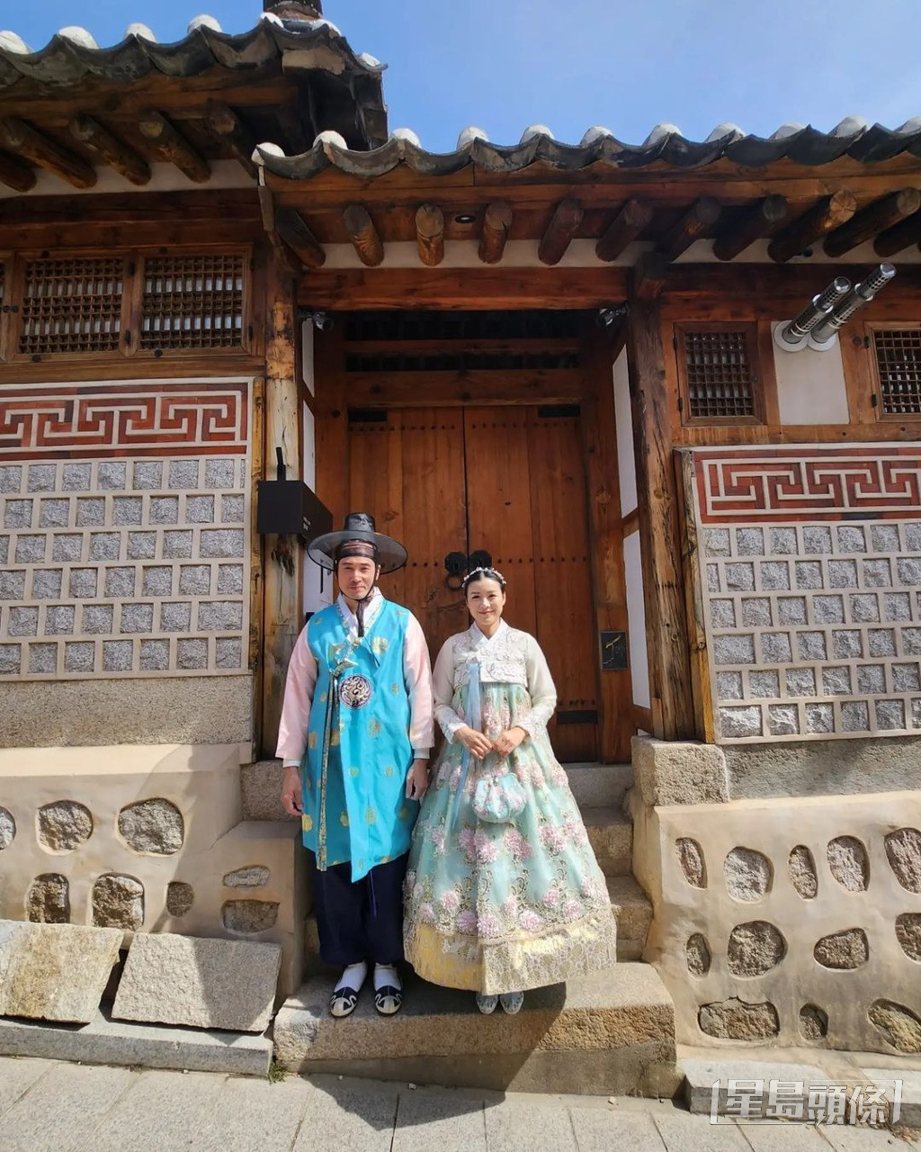 夫妻又去韓國再度蜜月，齊齊著韓服影相。