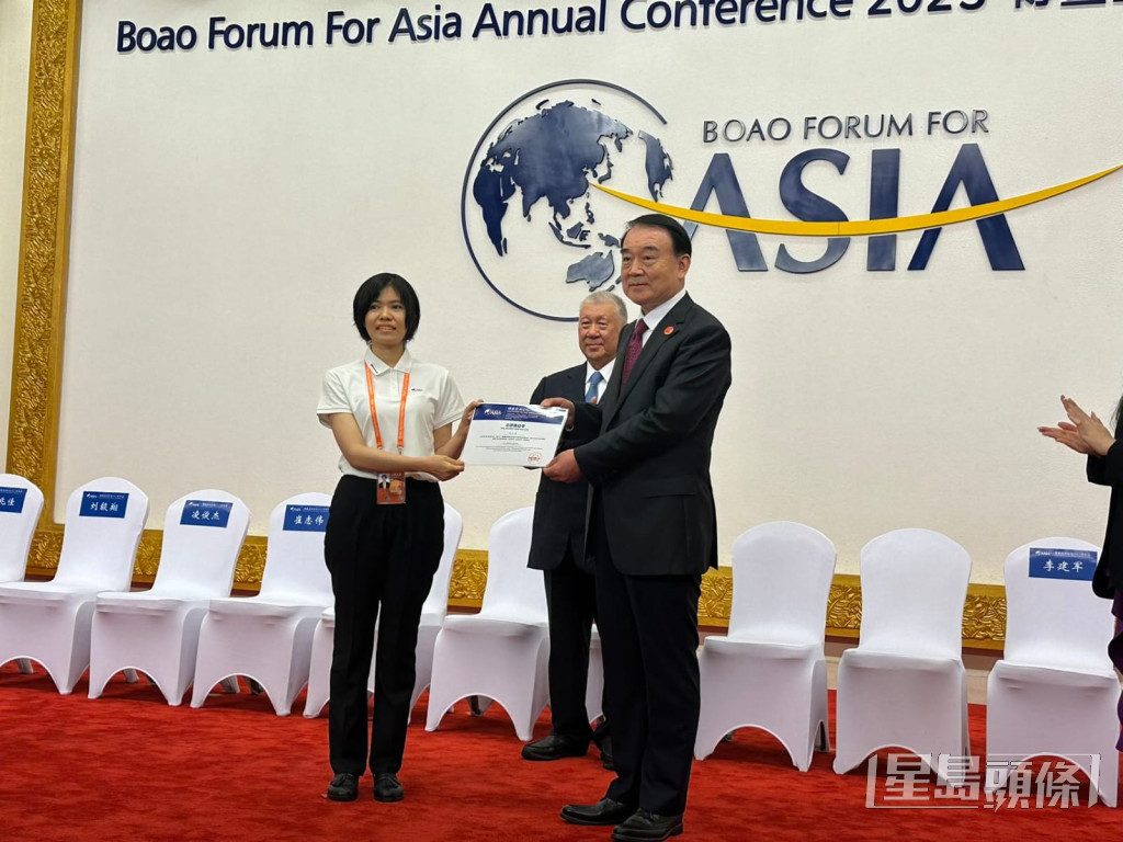 博鳌亚洲论坛秘书长李保东向志愿者颁发证书。