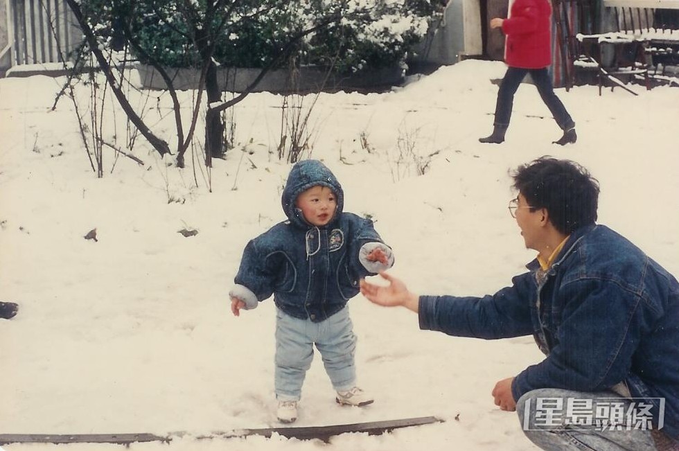 3歲那年,周吉佩獲爸爸贈送一支二手古典結他,自此開始懂得彈奏,惟當時對音樂仍未產生濃厚興趣,即使獲合唱團老師讚賞聲線很好,他也沒有將此事放在心頭,更沒想過以難「搵食」的音樂變成事業。